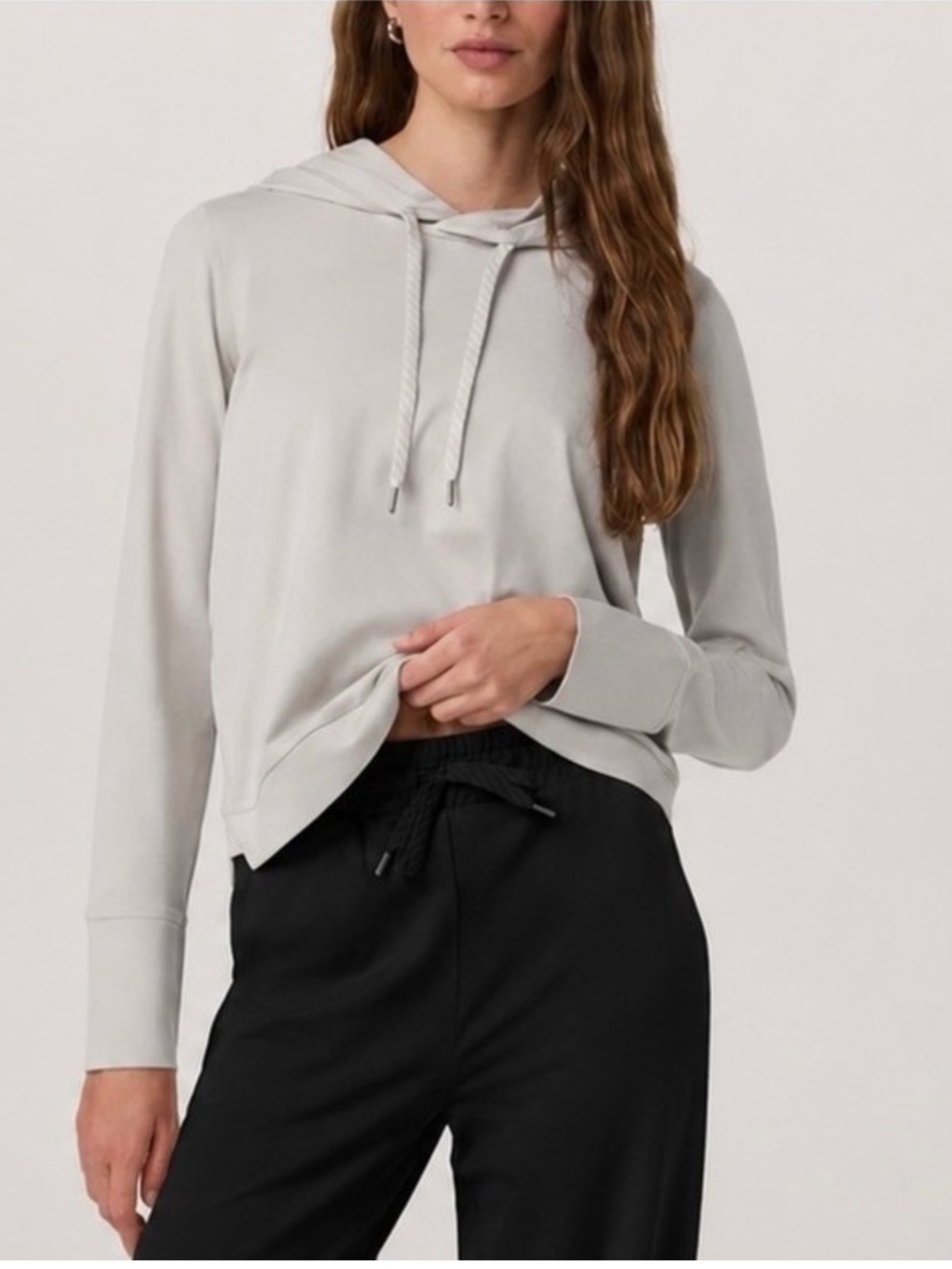 Vuori Halo Essential Hoodie Size M Ecru Heather Cropped Soft Lightweight Relaxed